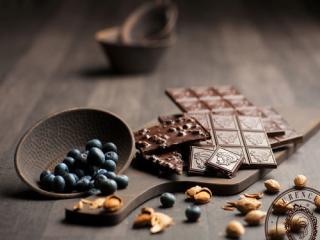 Купить Темный шоколад с миндалем и черникой